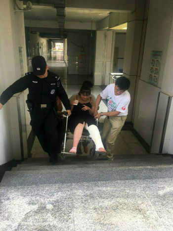 �Ϸʣ������ȴ�ʯ�� �񾯌���̧�M����